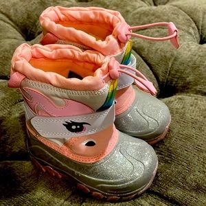 Toddler unicorn snow boots ❄️. Size 8.